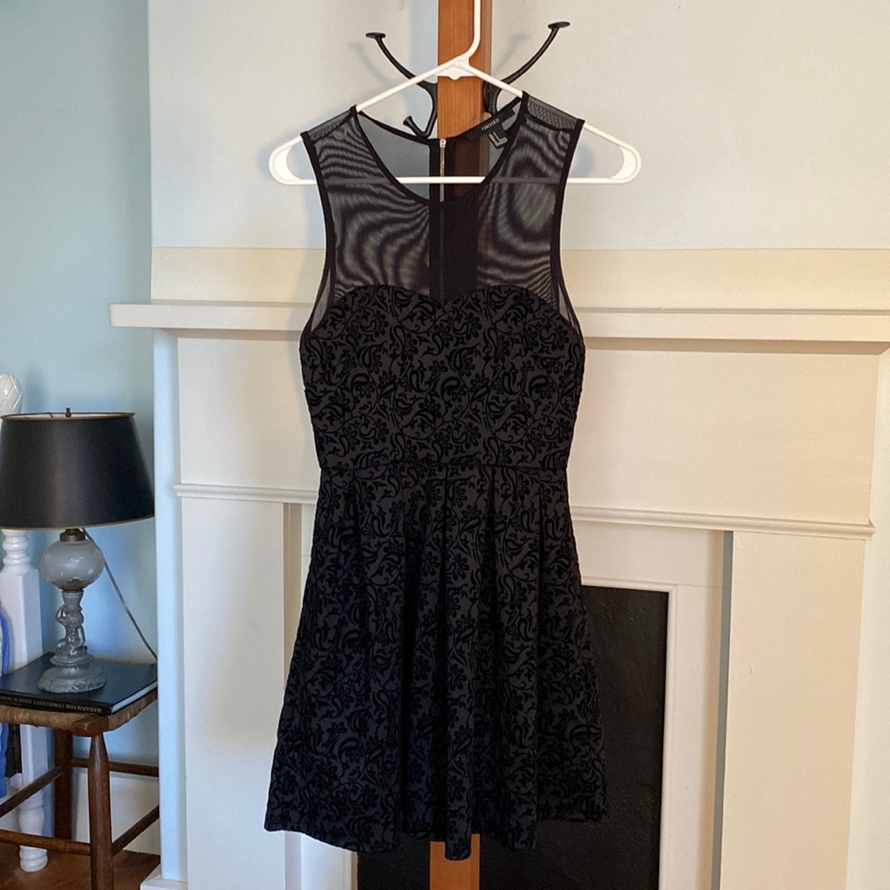 Sale!! Forever 21 sleeveless dress with raised black velveteen print